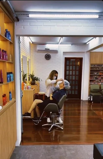 Profissional atendendo cliente no salão Ka Bareicha, ambiente moderno e acolhedor em São Paulo